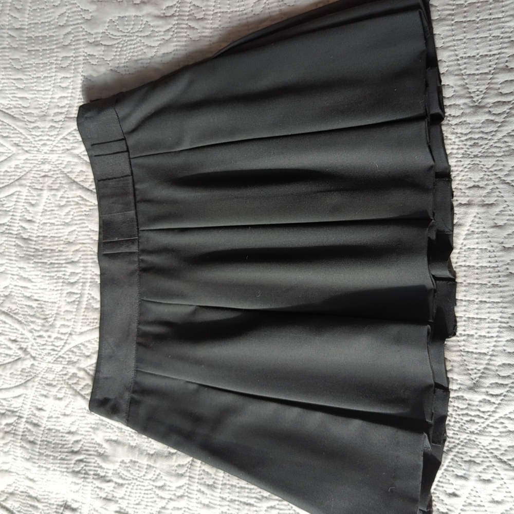 Pleated black mini skirt, size 4